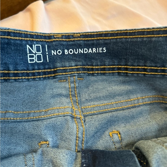 Women’s No Boundaries low rise flare sz 13 jeans - Picture 4 of 5